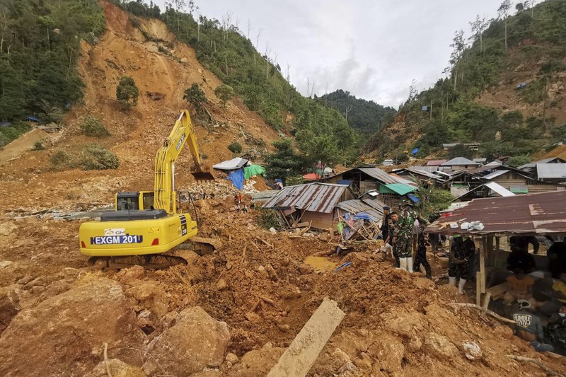 Tim penyelamat mencari korban di lokasi longsor di Suwawa, Pulau Sulawesi, Indonesia, Rabu (10/7/2024). (BASARNAS via AP)