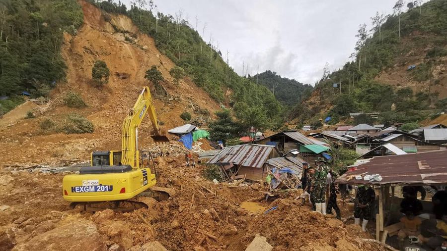 Tim penyelamat mencari korban di lokasi longsor di Suwawa, Pulau Sulawesi, Indonesia, Rabu (10/7/2024). (BASARNAS via AP)