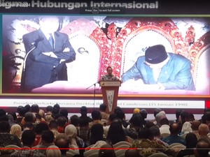 Di Depan Bupati Se-RI, Tito Tampilkan Foto Pak Harto Teken Perjanjian IMF