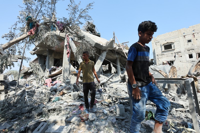 Warga Palestina memeriksa sebuah rumah yang hancur akibat serangan Israel, di tengah konflik Israel-Hamas, di kamp pengungsi Nuseirat, di Jalur Gaza tengah, 9 Juli 2024. (REUTERS/Ramadan Abed)