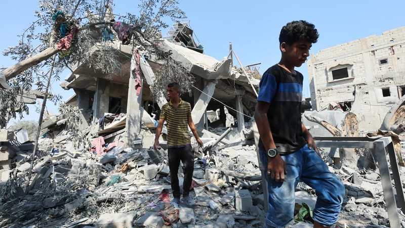 Warga Palestina memeriksa sebuah rumah yang hancur akibat serangan Israel, di tengah konflik Israel-Hamas, di kamp pengungsi Nuseirat, di Jalur Gaza tengah, 9 Juli 2024. (REUTERS/Ramadan Abed)