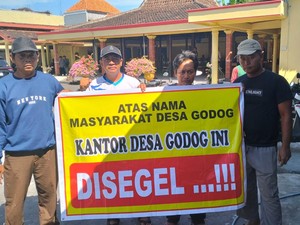 Tuntut Kades Mundur, Warga Godog Sukoharjo Ancam Segel Kantor Desa