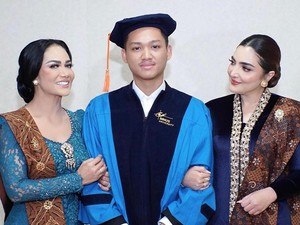 Azriel Hermansyah soal Kris Dayanti Menangis Diberi Bunga saat Wisuda