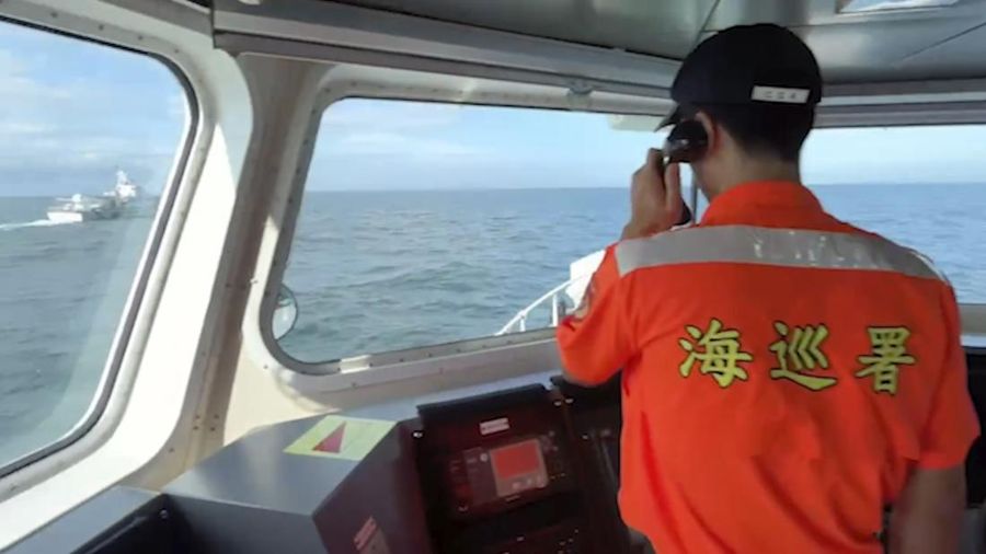 Dalam gambar dari video yang dirilis oleh Administrasi Penjaga Pantai Taiwan, seorang anggota Administrasi Penjaga Pantai Taiwan memanggil megafon agar kapal Penjaga Pantai China di sebelah kiri berangkat dari daerah sekitar Kabupaten Kinmen, Taiwan, Kamis, 11 Juli 2024. Administrasi Penjaga Pantai Taiwan mengatakan mereka mengusir empat kapal Penjaga Pantai China yang masuk tanpa izin ke perairan terlarang dekat pulau-pulau terpencil di Kabupaten Kinmen. (Taiwan Coast Guard Administration via AP)