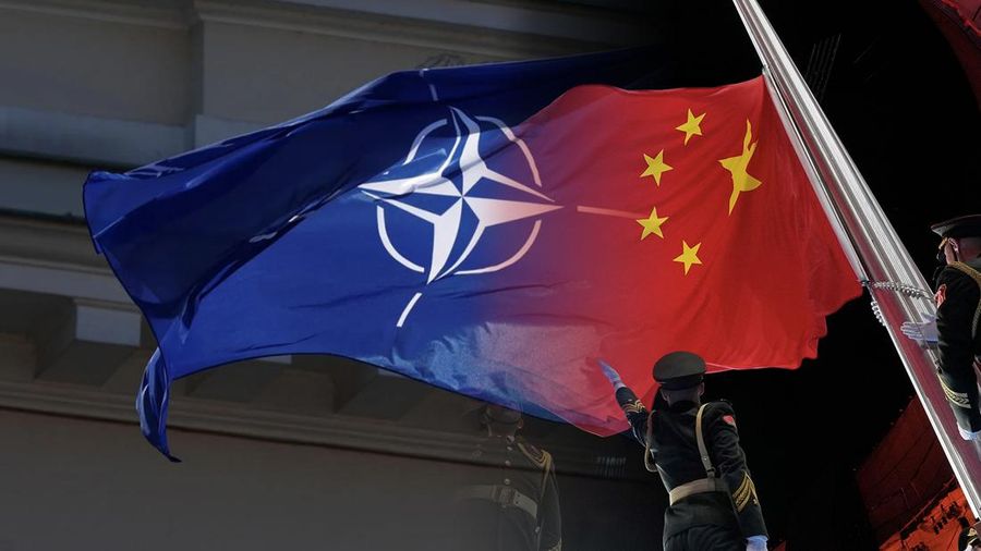 Foto kolase bendera NATO dan China. (REUTERS & AP Photo)