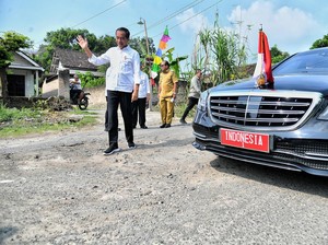 Lagi-lagi Jokowi Turun dari Mobil saat Cek Jalan Rusak di Lampung