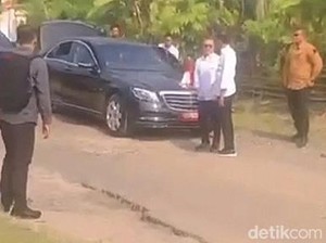 Momen Jokowi Turun dari Mobil Cek Jalan Rusak di Lampung Selatan