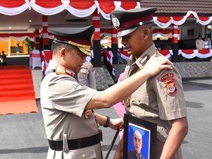 Momen Haru Kapolda Maluku Hampiri Bintara Pegang Foto Almarhum Ayah saat Pelantikan