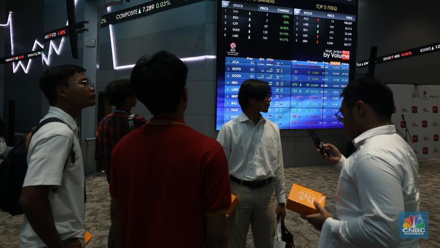 Karyawan berdiri dengan latar belakang layar digital pergerakan Indeks Harga Saham Gabungan (IHSG) di Bursa Efek Indonesia, Jakarta, Kamis (11/7/2024). (CNBC Indonesia/Tri Susilo)