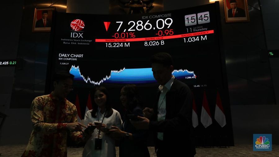 Karyawan berdiri dengan latarbelakang layar digital pergerakan Indeks Harga Saham Gabungan (IHSG) di Bursa Efek Indonesia, Jakarta, Kamis (11/7/2024). (CNBC Indonesia/Tri Susilo)