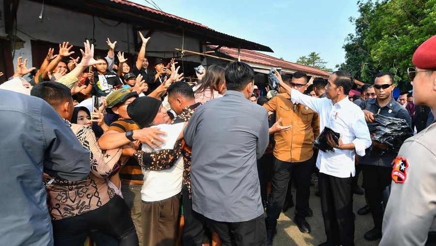 Kedatangan Presiden Joko Widodo (Jokowi) di Pasar Sentral Kotabumi, Lampung Utara, Provinsi Lampung, Kamis (11/7/2024) Disambut hangat oleh warga. (Dok. Biro Pers)