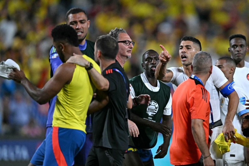 Keributan pemain yang melibatkan beberapa ofisial dari Kolombia dan Uruguay terjadi usai peluit akhir dibunyikan wasit di semifinal Copa America 2024, Kamis (11/7/2024). (Chandan Khanna / AFP)