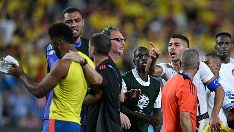 Keributan pemain yang melibatkan beberapa ofisial dari Kolombia dan Uruguay terjadi usai peluit akhir dibunyikan wasit di semifinal Copa America 2024, Kamis (11/7/2024). (Chandan Khanna / AFP)