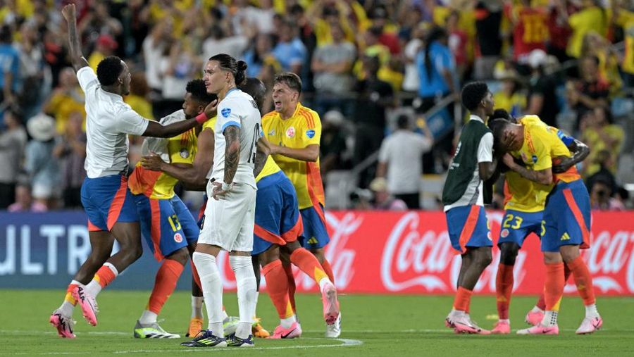 Keributan pemain yang melibatkan beberapa ofisial dari Kolombia dan Uruguay terjadi usai peluit akhir dibunyikan wasit di semifinal Copa America 2024, Kamis (11/7/2024). (Chandan Khanna / AFP)