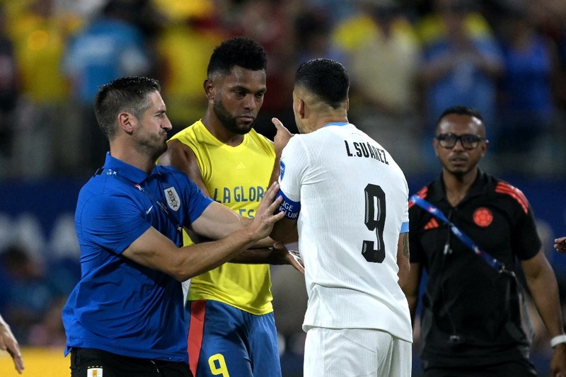Keributan pemain yang melibatkan beberapa ofisial dari Kolombia dan Uruguay terjadi usai peluit akhir dibunyikan wasit di semifinal Copa America 2024, Kamis (11/7/2024). (Chandan Khanna / AFP)