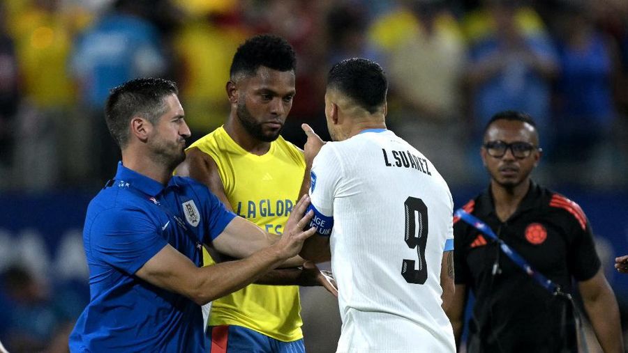 Keributan pemain yang melibatkan beberapa ofisial dari Kolombia dan Uruguay terjadi usai peluit akhir dibunyikan wasit di semifinal Copa America 2024, Kamis (11/7/2024). (Chandan Khanna / AFP)