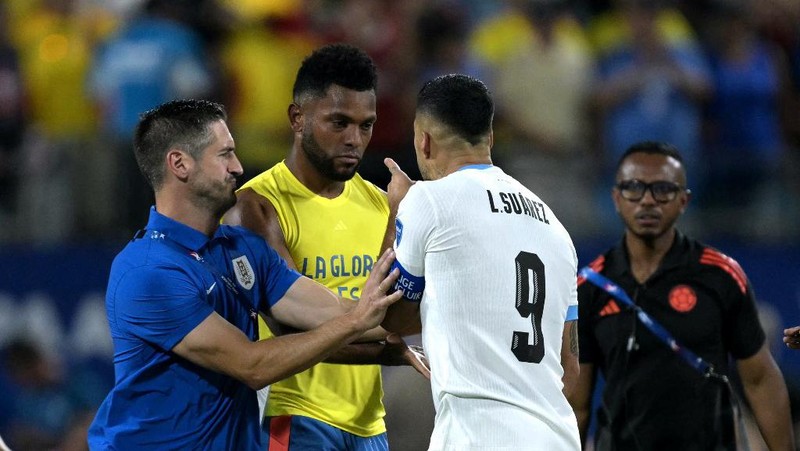 Keributan pemain yang melibatkan beberapa ofisial dari Kolombia dan Uruguay terjadi usai peluit akhir dibunyikan wasit di semifinal Copa America 2024, Kamis (11/7/2024). (Chandan Khanna / AFP)