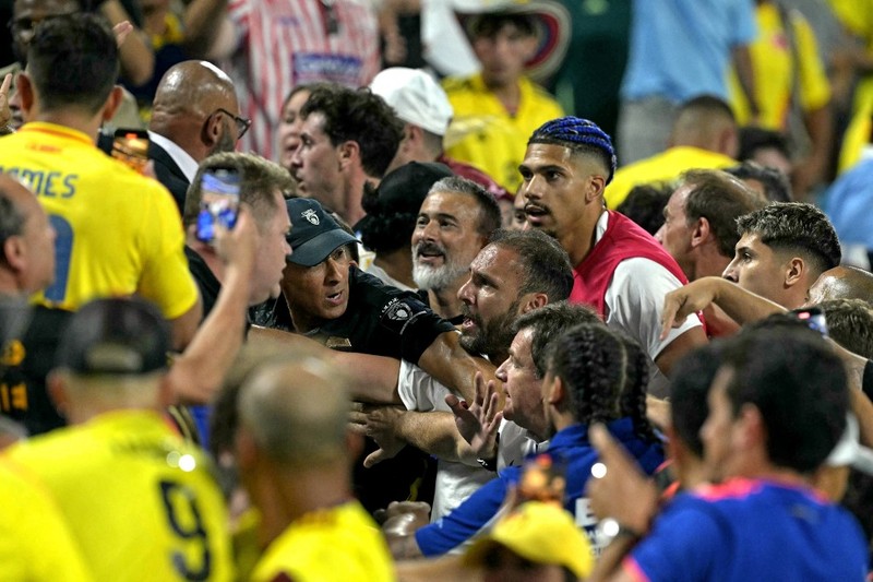 Keributan pemain yang melibatkan beberapa ofisial dari Kolombia dan Uruguay terjadi usai peluit akhir dibunyikan wasit di semifinal Copa America 2024, Kamis (11/7/2024). (Chandan Khanna / AFP)
