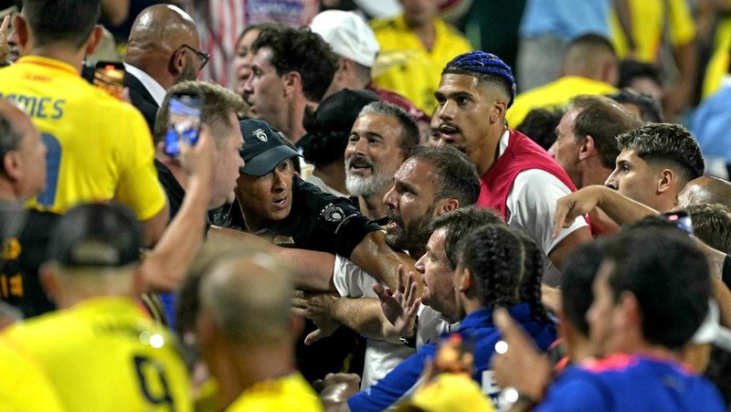 Keributan pemain yang melibatkan beberapa ofisial dari Kolombia dan Uruguay terjadi usai peluit akhir dibunyikan wasit di semifinal Copa America 2024, Kamis (11/7/2024). (Chandan Khanna / AFP)