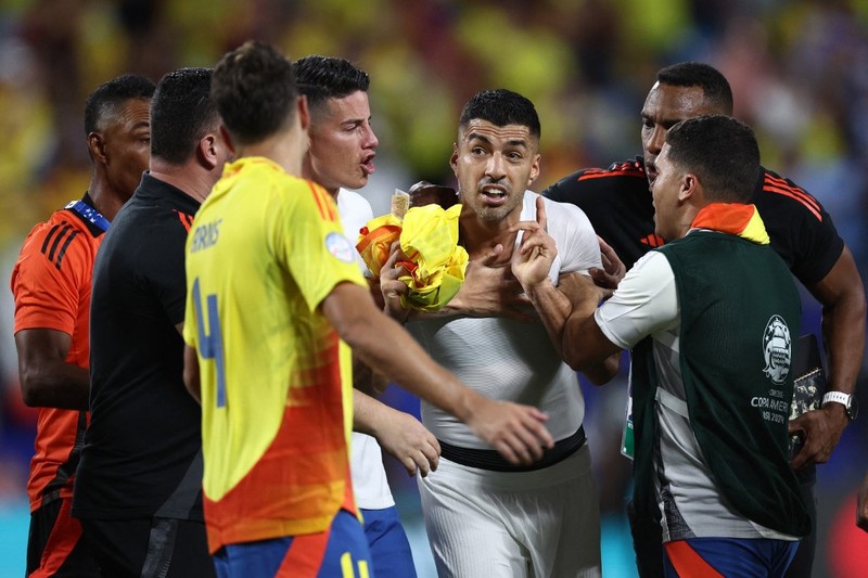 Keributan pemain yang melibatkan beberapa ofisial dari Kolombia dan Uruguay terjadi usai peluit akhir dibunyikan wasit di semifinal Copa America 2024, Kamis (11/7/2024). (Chandan Khanna / AFP) Keributan pemain yang melibatkan beberapa ofisial dari Kolombia dan Uruguay terjadi usai peluit akhir dibunyikan wasit di semifinal Copa America 2024, Kamis (11/7/2024). (Chandan Khanna / AFP)