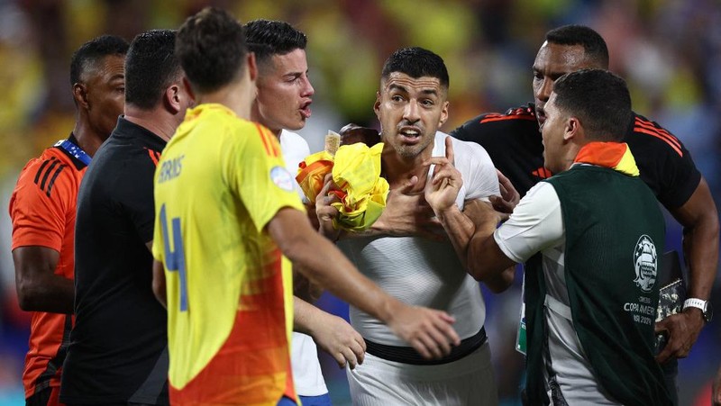 Keributan pemain yang melibatkan beberapa ofisial dari Kolombia dan Uruguay terjadi usai peluit akhir dibunyikan wasit di semifinal Copa America 2024, Kamis (11/7/2024). (Chandan Khanna / AFP)