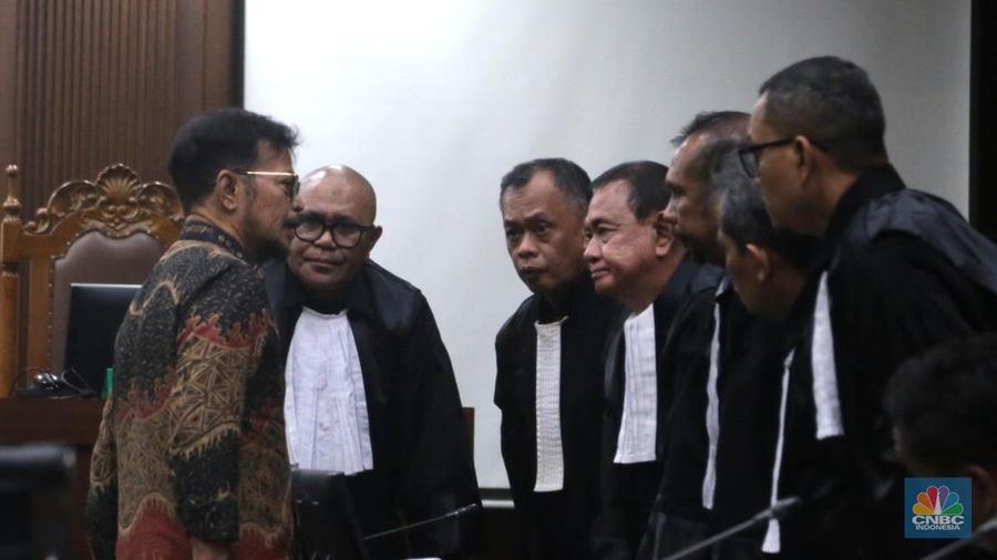 Majelis Hakim Pengadilan Tindak Pidana Korupsi Jakarta menjatuhkan pidana terhadap terdakwa mantan Menteri Pertanian Syahrul Yasin Limpo pidana penjara 10 tahun dan denda sejumlah Rp 300 juta dalam tindak pidana pemerasan dan gratifikasi di lingkungan Kementerian Pertanian di Pengadilan Tipikor Jakarta, Kamis (11/7/2024). (CNBC Indonesia/Muhammad Sabki)