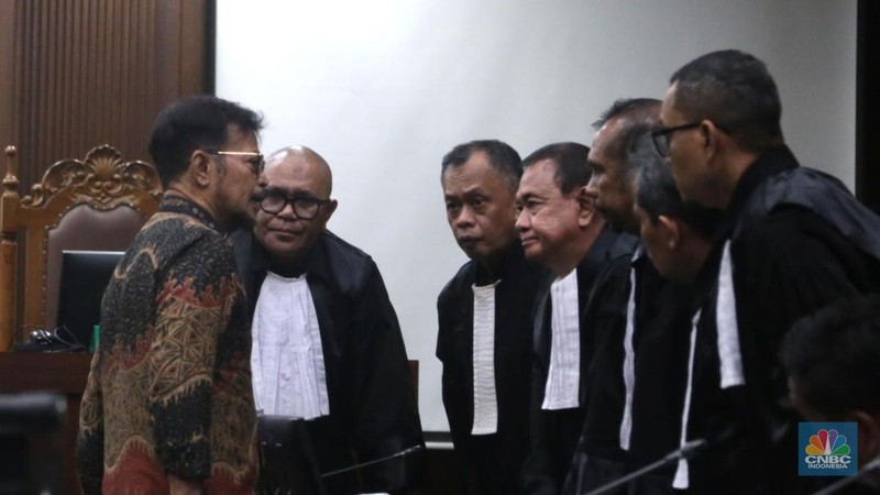 Majelis Hakim Pengadilan Tindak Pidana Korupsi Jakarta menjatuhkan pidana terhadap terdakwa mantan Menteri Pertanian Syahrul Yasin Limpo pidana penjara 10 tahun dan denda sejumlah Rp 300 juta dalam tindak pidana pemerasan dan gratifikasi di lingkungan Kementerian Pertanian di Pengadilan Tipikor Jakarta, Kamis (11/7/2024). (CNBC Indonesia/Muhammad Sabki)