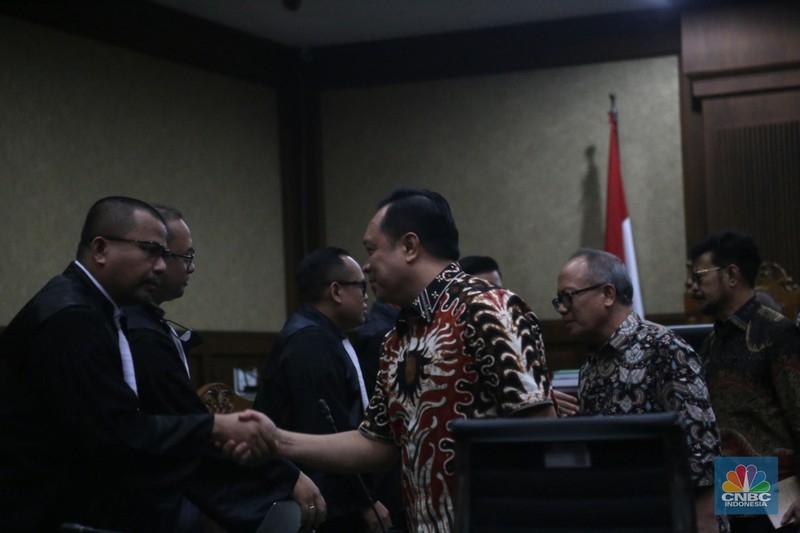 Majelis Hakim Pengadilan Tindak Pidana Korupsi Jakarta menjatuhkan pidana terhadap terdakwa mantan Menteri Pertanian Syahrul Yasin Limpo pidana penjara 10 tahun dan denda sejumlah Rp 300 juta dalam tindak pidana pemerasan dan gratifikasi di lingkungan Kementerian Pertanian di Pengadilan Tipikor Jakarta, Kamis (11/7/2024). Majelis Hakim Pengadilan Tindak Pidana Korupsi Jakarta menjatuhkan pidana terhadap terdakwa mantan Menteri Pertanian Syahrul Yasin Limpo pidana penjara 10 tahun dan denda sejumlah Rp 300 juta dalam tindak pidana pemerasan dan gratifikasi di lingkungan Kementerian Pertanian di Pengadilan Tipikor Jakarta, Kamis (11/7/2024). (CNBC Indonesia/Muhammad Sabki)
