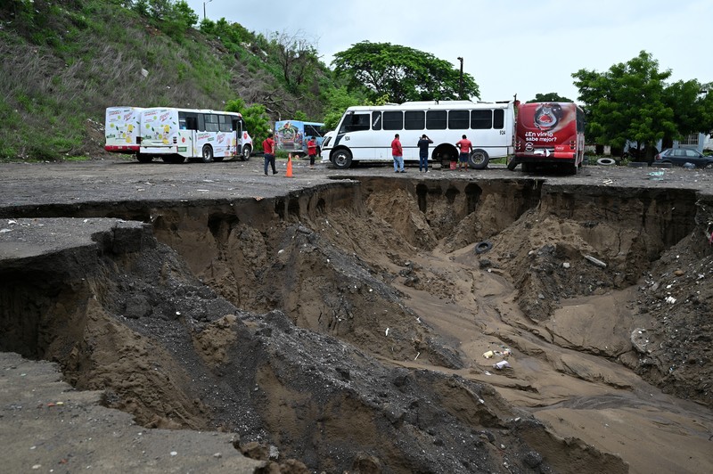 Pria mendorong mobil di jalan yang banjir saat hujan lebat di Veracruz, Meksiko 9 Juli 2024. Pria mendorong mobil di jalan yang banjir saat hujan lebat di Veracruz, Meksiko 9 Juli 2024. (REUTERS/Stringer)