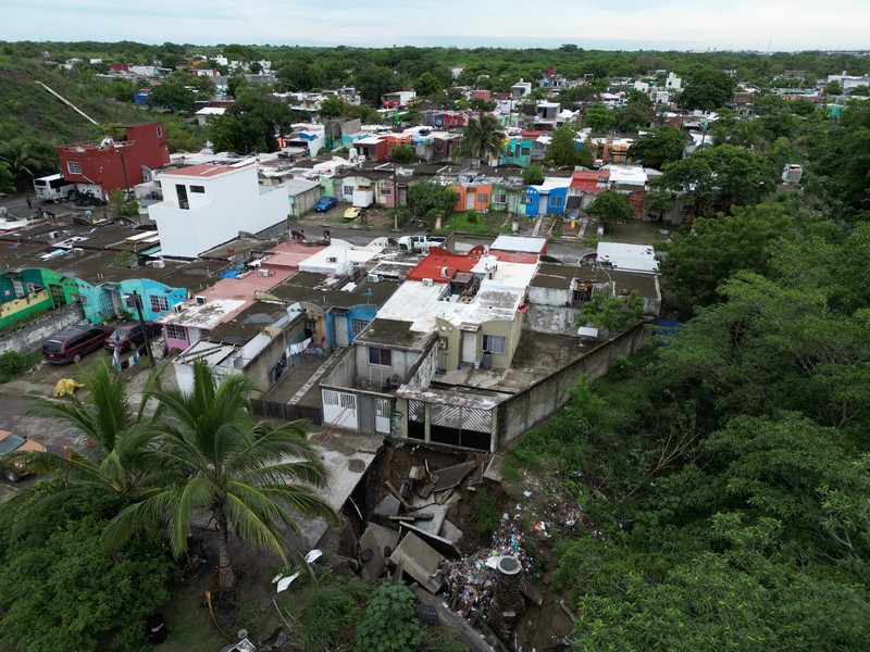 Pria mendorong mobil di jalan yang banjir saat hujan lebat di Veracruz, Meksiko 9 Juli 2024. Pria mendorong mobil di jalan yang banjir saat hujan lebat di Veracruz, Meksiko 9 Juli 2024. (REUTERS/Stringer)
