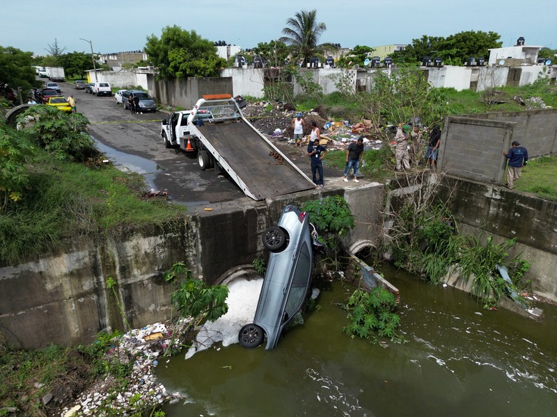 Pria mendorong mobil di jalan yang banjir saat hujan lebat di Veracruz, Meksiko 9 Juli 2024. Pria mendorong mobil di jalan yang banjir saat hujan lebat di Veracruz, Meksiko 9 Juli 2024. (REUTERS/Stringer)