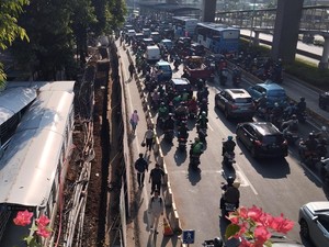 Penumpang TransJ di Patra Kuningan Tunggu Bus 20-30 Menit Imbas Macet