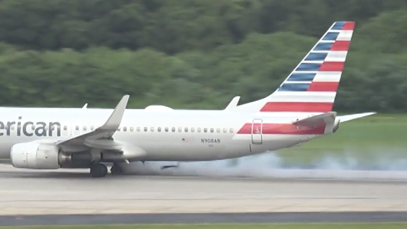 Pesawat United Airlines kehilangan roda pendaratan saat lepas landas dari Los Angeles, namun berhasil mendarat dengan selamat di Denver, tujuan yang direncanakan, tanpa ada korban luka. (Tangkapan Layar Video Reuters/STORYFUL)