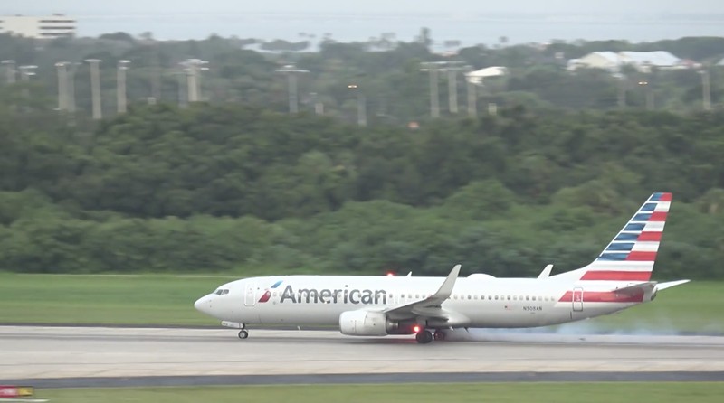 Pesawat United Airlines kehilangan roda pendaratan saat lepas landas dari Los Angeles, namun berhasil mendarat dengan selamat di Denver, tujuan yang direncanakan, tanpa ada korban luka. Pesawat United Airlines kehilangan roda pendaratan saat lepas landas dari Los Angeles, namun berhasil mendarat dengan selamat di Denver, tujuan yang direncanakan, tanpa ada korban luka. (Tangkapan Layar Video Reuters/STORYFUL)