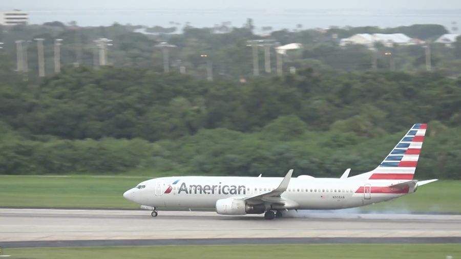 Pesawat United Airlines kehilangan roda pendaratan saat lepas landas dari Los Angeles, namun berhasil mendarat dengan selamat di Denver, tujuan yang direncanakan, tanpa ada korban luka. (Tangkapan Layar Video Reuters/STORYFUL)