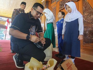 5.290 Siswa SD-SMP Kota Mojokerto Dapat Kain Seragam hingga Sepatu Gratis
