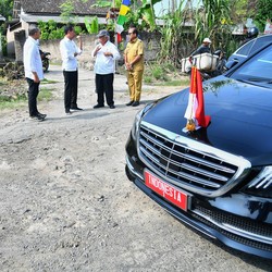 Dapati Jalan Rusak Lagi di Lampung, Jokowi Minta Mobil Stop & Turun!