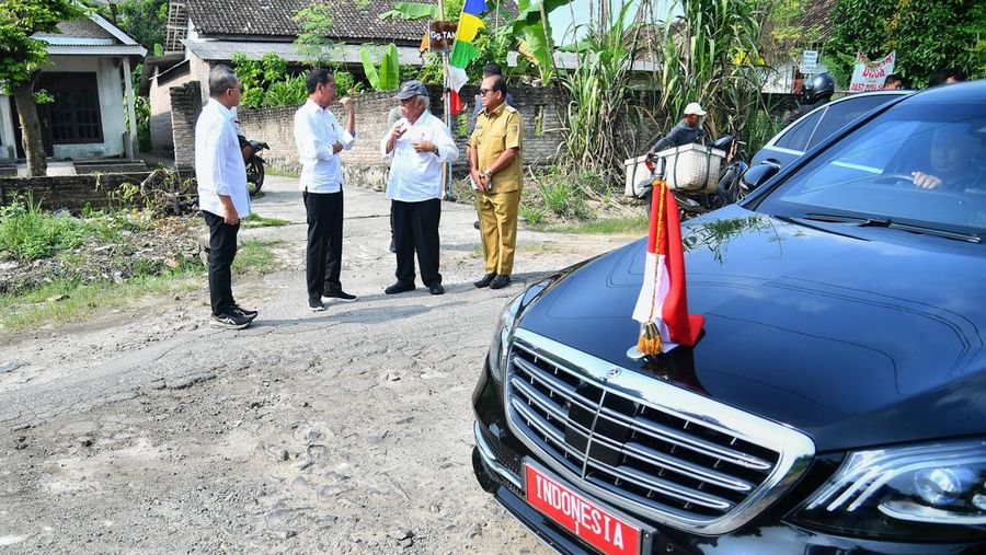 Presiden Joko Widodo (Jokowi) tiba-tiba berhenti mendadak dalam perjalanannya di rangkaian Kunjungan Kerja di Kabupaten Lampung Selatan, Provinsi Lampung. (Dok. Biropers)