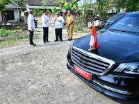 Dapati Jalan Rusak Lagi di Lampung, Jokowi Minta Mobil Stop & Turun!