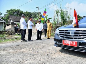 Momen Jokowi Turun dari Mobil dan Cek Jalan Rusak di Lampung Selatan