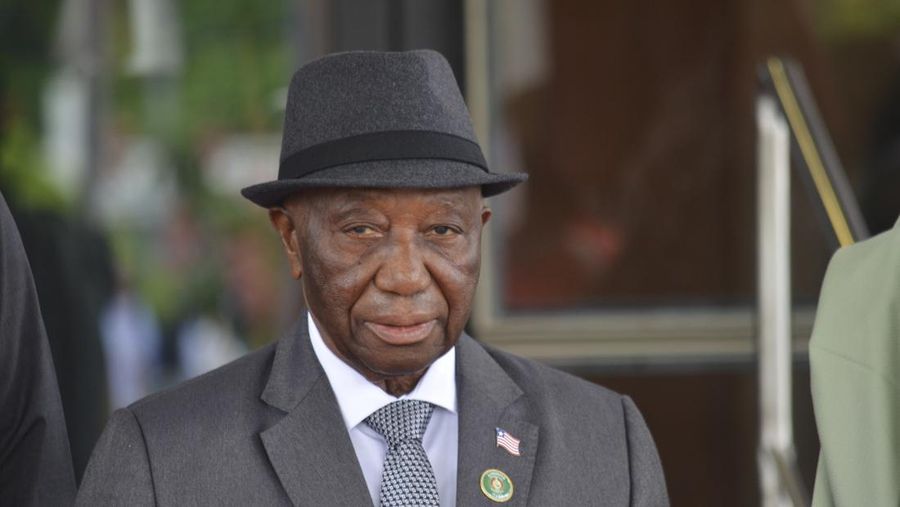 Presiden Liberia Joseph Boakai berfoto, sebelum dimulainya pertemuan ECOWAS, di Abuja, Nigeria, Minggu, 7 Juli 2024. (AP Photo/Olamikan Gbemiga)