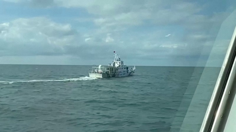 Dalam gambar dari video yang dirilis oleh Administrasi Penjaga Pantai Taiwan, sebuah kapal Administrasi Penjaga Pantai Taiwan, kiri, mengejar kapal Penjaga Pantai Tiongkok di dekat Kabupaten Kinmen, Taiwan Kamis, 11 Juli 2024. Dalam gambar dari video yang dirilis oleh Administrasi Penjaga Pantai Taiwan, sebuah kapal Administrasi Penjaga Pantai Taiwan, kiri, mengejar kapal Penjaga Pantai Tiongkok di dekat Kabupaten Kinmen, Taiwan Kamis, 11 Juli 2024. Administrasi Penjaga Pantai Taiwan mengatakan mereka mengusir empat warga Tiongkok Kapal Penjaga Pantai yang masuk tanpa izin ke perairan terlarang dekat pulau-pulau terpencil di Kabupaten Kinmen. (Taiwan Coast Guard Administration via AP)