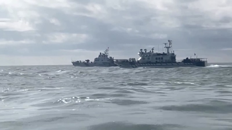 Dalam gambar dari video yang dirilis oleh Administrasi Penjaga Pantai Taiwan, sebuah kapal Administrasi Penjaga Pantai Taiwan, kiri, mengejar kapal Penjaga Pantai Tiongkok di dekat Kabupaten Kinmen, Taiwan Kamis, 11 Juli 2024. Dalam gambar dari video yang dirilis oleh Administrasi Penjaga Pantai Taiwan, sebuah kapal Administrasi Penjaga Pantai Taiwan, kiri, mengejar kapal Penjaga Pantai Tiongkok di dekat Kabupaten Kinmen, Taiwan Kamis, 11 Juli 2024. Administrasi Penjaga Pantai Taiwan mengatakan mereka mengusir empat warga Tiongkok Kapal Penjaga Pantai yang masuk tanpa izin ke perairan terlarang dekat pulau-pulau terpencil di Kabupaten Kinmen. (Taiwan Coast Guard Administration via AP)