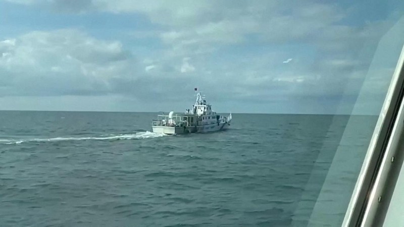 Dalam gambar dari video yang dirilis oleh Administrasi Penjaga Pantai Taiwan, sebuah kapal Administrasi Penjaga Pantai Taiwan, kiri, mengejar kapal Penjaga Pantai Tiongkok di dekat Kabupaten Kinmen, Taiwan Kamis, 11 Juli 2024. Administrasi Penjaga Pantai Taiwan mengatakan mereka mengusir empat warga Tiongkok Kapal Penjaga Pantai yang masuk tanpa izin ke perairan terlarang dekat pulau-pulau terpencil di Kabupaten Kinmen. (Taiwan Coast Guard Administration via AP)