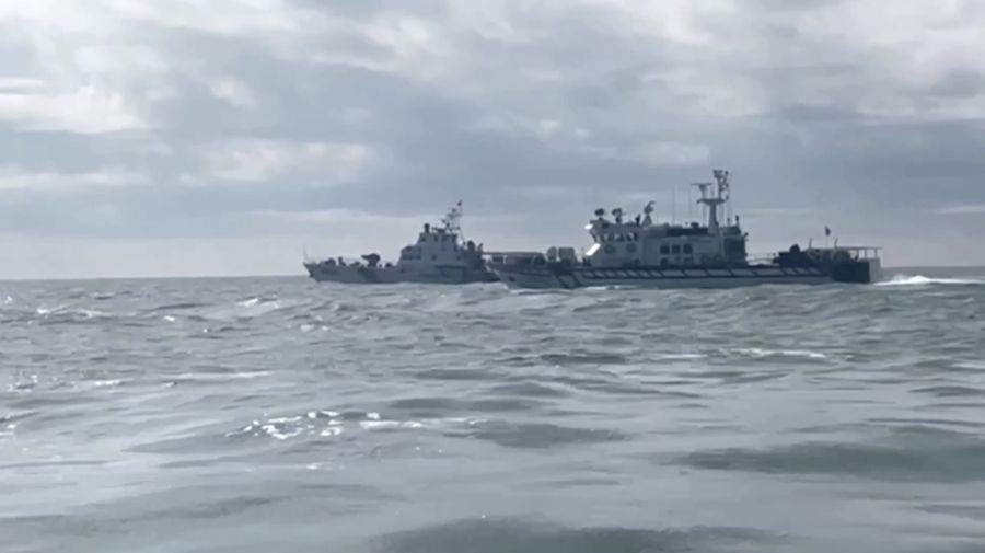 Salah satu dari empat Kapal Penjaga Pantai, yang menurut Taiwan milik Tiongkok dan memasuki perairan dekat pulau-pulau garis depan, berlayar di atas air, dalam tangkapan layar dari video selebaran, 11 Juli 2024. (Tangkapan Layar Video Reuters/TAIWAN COAST GUARD)