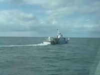Salah satu dari empat Kapal Penjaga Pantai, yang menurut Taiwan milik Tiongkok dan memasuki perairan dekat pulau-pulau garis depan, berlayar di atas air, dalam tangkapan layar dari video selebaran, 11 Juli 2024. (Taiwan Coast Guard/Handout via REUTER