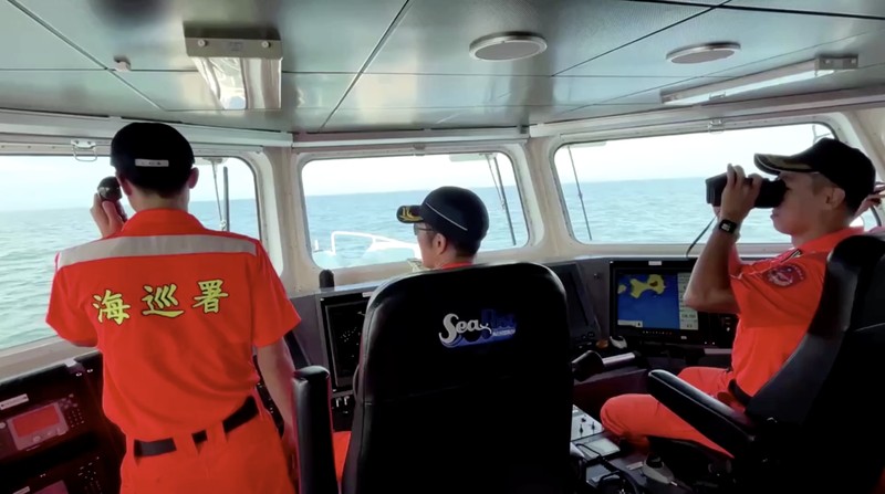 Dalam gambar dari video yang dirilis oleh Administrasi Penjaga Pantai Taiwan, sebuah kapal Administrasi Penjaga Pantai Taiwan, kiri, mengejar kapal Penjaga Pantai Tiongkok di dekat Kabupaten Kinmen, Taiwan Kamis, 11 Juli 2024. Administrasi Penjaga Pantai Taiwan mengatakan mereka mengusir empat warga Tiongkok Kapal Penjaga Pantai yang masuk tanpa izin ke perairan terlarang dekat pulau-pulau terpencil di Kabupaten Kinmen. (Taiwan Coast Guard Administration via AP)