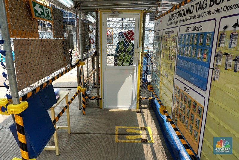 Sejumlah pekerja melintas di samping Tunnel Boring Machine (TBM) atau mesin bor bawah tanah di proyek MRT fase 2A Bundaran HI-Kota di kawasan Glodok, Jakarta, Kamis (11/7/2024). Sejumlah pekerja melintas di samping Tunnel Boring Machine (TBM) atau mesin bor bawah tanah di proyek MRT fase 2A Bundaran HI-Kota di kawasan Glodok, Jakarta, Kamis (11/7/2024). (CNBC Indonesia/Muhammad Sabki)