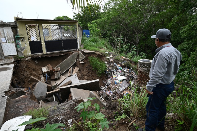 Pria mendorong mobil di jalan yang banjir saat hujan lebat di Veracruz, Meksiko 9 Juli 2024. Pria mendorong mobil di jalan yang banjir saat hujan lebat di Veracruz, Meksiko 9 Juli 2024. (REUTERS/Stringer)