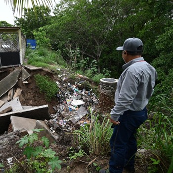 Mobil Nyungsep ke Saluran Limbah, Potret Badai Hantam Meksiko